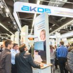 Bürgerfreundliches E-Government rund um die Uhr versprechen die Lösungen der AKDB. Am Kommunale-Stand können sich die Besucher auch zur OZG-Umsetzung informieren.