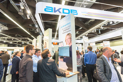 Bürgerfreundliches E-Government rund um die Uhr versprechen die Lösungen der AKDB. Am Kommunale-Stand können sich die Besucher auch zur OZG-Umsetzung informieren.