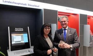 Düsseldorf: Ein neues Service-Terminal wird feierlich in Betrieb genommen.