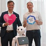 Dr. Alexander Dietrich und Thomas Bönig mit Roboter Pepper aus dem Innovation-Center des IT-Referats der Stadt München.