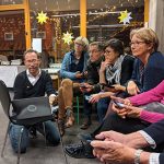 Regensberg: Gemeindepräsident Gregory Turkawka erklärt die Beekeeper-App.