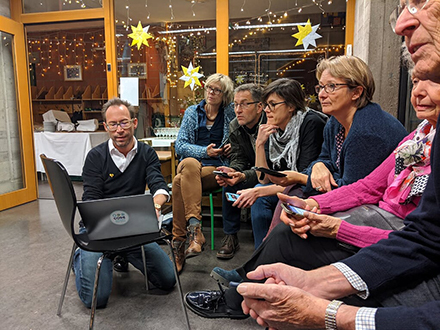 Regensberg: Gemeindepräsident Gregory Turkawka erklärt die Beekeeper-App.
