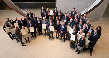 Gruppenbild der 29 Preisträger der Future Communities 2019 mit Digitalisierungsminister Thomas Strobl (erste Reihe