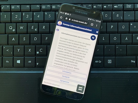 Ein Chatbot unterstützt den Kreis Soest bei Auskünften rund um das Coronavirus.