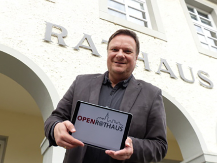 Bad Essen: Bürgermeister Timo Natemeyer präsentiert das Portal OpenR@thaus