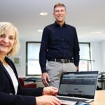 Georgsmarienhütte: Bürgermeisterin Dagmar Bahlo und IT-Leiter Stephan Witte drücken gemeinsam den Startknopf für das neue Bürgerportal OpenR@thaus.