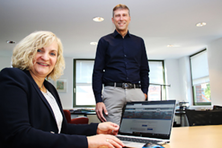 Georgsmarienhütte: Bürgermeisterin Dagmar Bahlo und IT-Leiter Stephan Witte drücken gemeinsam den Startknopf für das neue Bürgerportal OpenR@thaus.