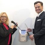 München: Gesamtpersonalratsvorsitzende Ursula Hofmann und Personalreferent Alexander Dietrich bauen die Stempeluhr ab.