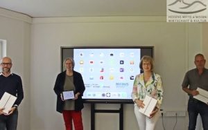 ekom21 hat 500 Tablets an das M@AUS-Zentrum übergeben. Diese werden konfiguriert und Schülern zur Verfügung gestellt