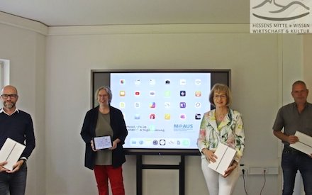 ekom21 hat 500 Tablets an das M@AUS-Zentrum übergeben. Diese werden konfiguriert und Schülern zur Verfügung gestellt
