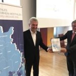 Paderborns Bürgermeister Michael Dreier (r.) übergibt eine Absichtserklärung an NRW-Wirtschaftsminister Andreas Pinkwart