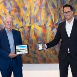 Oberbürgermeister Fritz Kuhn (l.) und Erster Bürgermeister Fabian Mayer stellen den neuen Internet-Auftritt der Stadt Stuttgart vor.