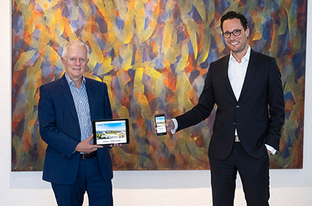 Oberbürgermeister Fritz Kuhn (l.) und Erster Bürgermeister Fabian Mayer stellen den neuen Internet-Auftritt der Stadt Stuttgart vor.