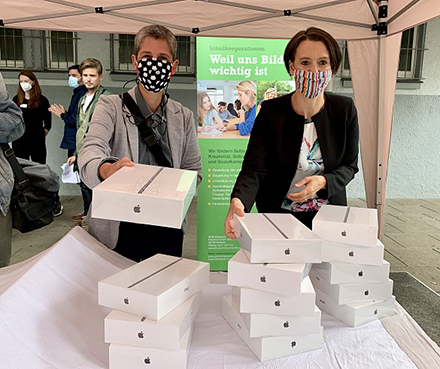 Bremer Lehrer und Schüler erhalten Tablets.