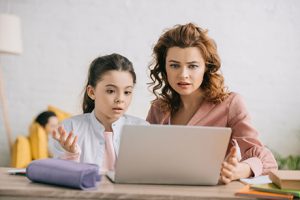Ein Großteil der Eltern ist unzufrieden mit dem Management der Bildungsmaßnahmen während des Lockdown seitens der Schulen. Das hat eine Umfrage des Digitalverbands Bitkom ergeben.