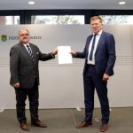 Fördermittelübergabe von Staatssekretär Dr. Pfeil (r.) an Landrat Vogel.