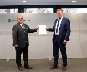 Fördermittelübergabe von Staatssekretär Dr. Pfeil (r.) an Landrat Vogel.
