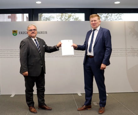 Fördermittelübergabe von Staatssekretär Dr. Pfeil (r.) an Landrat Vogel.