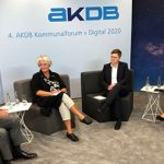 Eine Diskussionsrunde im Studio des AKDB-Kommunalforums: Die Teilnehmer konnten das Geschehen live im virtuellen Raum verfolgen.