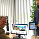 Landrat Günter Rosenke (l.) und Projektleiter Andreas Winkler zeigen sich überzeugt vom neuen digitalen Angebot der Kreisverwaltung Euskirchen.