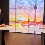 Vodafone-CEO Hannes Ametsreiter und Oberbürgermeister Stephan Keller unterzeichnen eine Vereinbarung für schnelleren Gigabit-Ausbau in Düsseldorf.