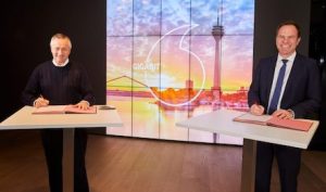 Vodafone-CEO Hannes Ametsreiter und Oberbürgermeister Stephan Keller unterzeichnen eine Vereinbarung für schnelleren Gigabit-Ausbau in Düsseldorf.