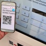 Bürger können sich mit Vorgangsnummer und QR-Code an den digitalen Terminals der Stadt Frankfurt am Main registrieren.