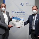 Thüringens Innenminister Georg Maier (l.) überreicht den Zuwendungsbescheid an Thomas Schröter