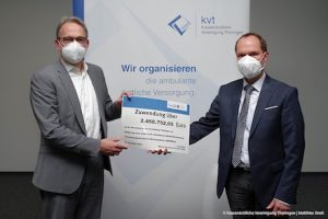 Thüringens Innenminister Georg Maier (l.) überreicht den Zuwendungsbescheid an Thomas Schröter