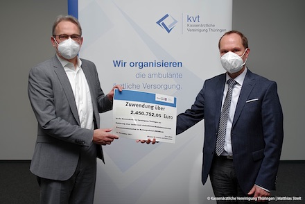 Thüringens Innenminister Georg Maier (l.) überreicht den Zuwendungsbescheid an Thomas Schröter