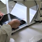 Anbringen von Displayglas auf iPads unter Reinraum-Bedingungen.