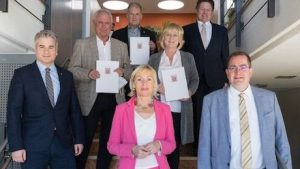 Digitalministerin Kristina Sinemus (vorne