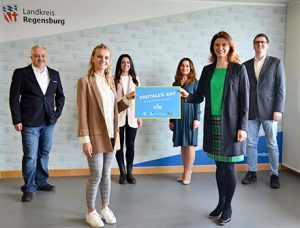 Landkreis Regensburg: Landrätin Tanja Schweiger dankt dem E-Government-Team für seine ausgezeichnete Leistung.