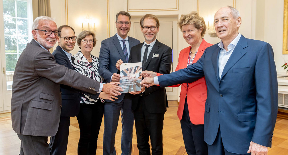 Der Normenkontrollrat BW übergibt seinen Empfehlungsbericht an den Koordinator der Landesregierung für Verwaltungsmodernisierung und Bürokratieabbau.