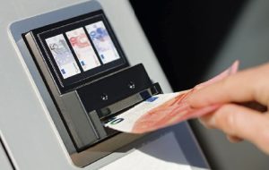 Überfallprävention: Kassen und Zahlstellen besser schützen.