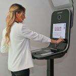 An der Speed Capture Station im Bochumer Bürgerbüro Mitte können biometrische Passbilder