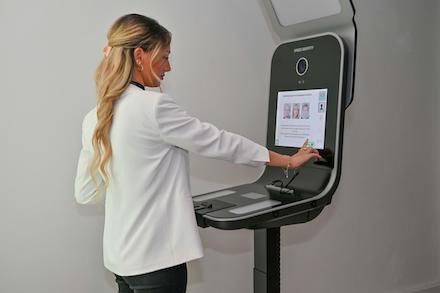 An der Speed Capture Station im Bochumer Bürgerbüro Mitte können biometrische Passbilder