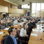 Im Ratssaal kamen Vertreterinnen und Vertreter aus Politik