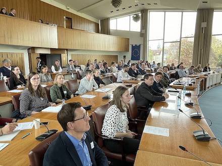 Im Ratssaal kamen Vertreterinnen und Vertreter aus Politik