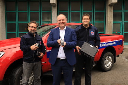 Frank Plamboeck (links) und Christian Scheer (rechts) vom Zivil- und Katastrophenschutz der Stadt Augsburg informieren Ordnungsreferent Frank Pintsch (Mitte) über die Funktionsweise des neuen Satelliten-Sprechfunkgeräts.