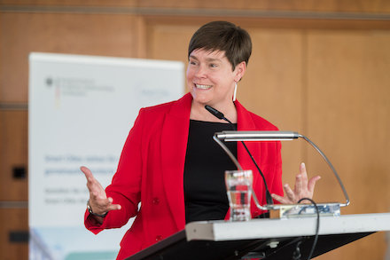 Rostocks Oberbürgermeisterin Eva-Maria Kröger eröffnet die neunte Regionalkonferenz der Modellprojekte Smart Cities in der Ostseeregion.