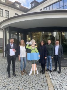 Das FichtelApp-Team freut sich über das Red-Dot-Zertifikat.