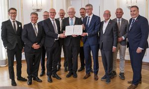 Unterzeichnung der gemeinsamen Entlastungsallianz für Baden-Württemberg am 13. Juli 2023 in der Villa Reitzenstein in Stuttgart.