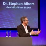 Auf der BREKO-Jahrestagung sprach sich BREKO-Geschäftsführer Stephan Albers überraschenderweise für eine Reduzierung der staatlichen Mittel von drei auf eine Milliarde Euro pro Jahr aus.