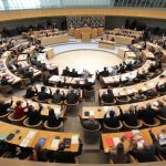 Plenarsaal des Landtags NRW: Die FDP-Fraktion will den Einsatz von KI in der öffentlichen Verwaltung erproben.