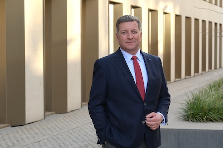 Staatsminister Christian Bernreiter: Neuer Online-Wohngeldantrag erleichtert die Antragstellung.