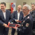 Braunschweigs Oberbürgermeister Thorsten Kornblum (links) übergibt Tablets an die Feuerwehr.