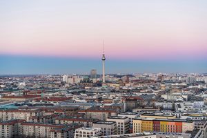 Berlin soll bis 2028 flächendeckend mit Glasfaser erschlossen sein. Auch in der Metropole wird es ohne Förderung nicht gehen. Die Markterkundung läuft jetzt an.