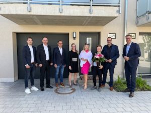 Stadtwerke Weinstadt und die Telekom begrüßen einen der ersten Kunden in Weinstadt-Strümpfelbach