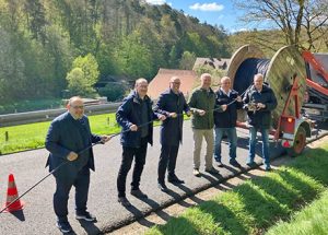 Im Landkreis Fulda werden Glasfaserkabel oberirdisch verlegt – an Holzmasten